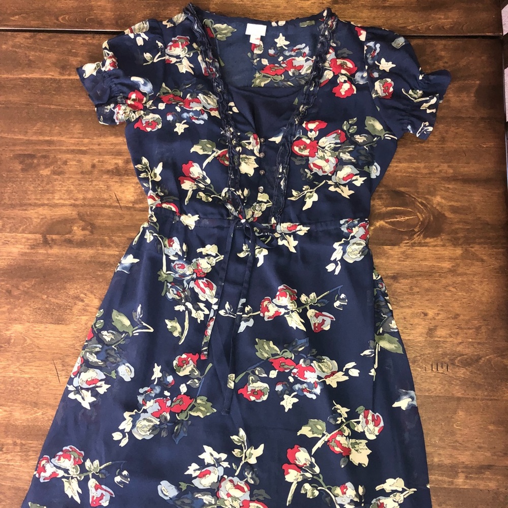 Converse women’s dress. Floral size XS.